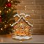 Mézeskalács házikó fenyőfákkal LED-es 12 cm