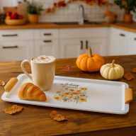 Téglalap alakú bádog tálca – Margaréta mintával, fehér színben (55,5 × 23 cm)   Téglalap alakú bádog tálca – Margaréta mintával, fehér színben (55,5 × 23 cm)