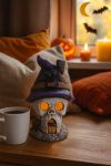 Halloweeni ledes dekor koponyaház boszikalapos 12 cm