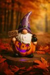 LED világítású Halloween manó tök jelmezben – kerámia figura, 16,5 cm