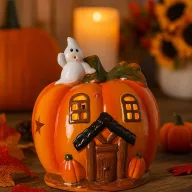   LED világítású kerámia tökház szellemmel – Halloween dekor, 13 cm