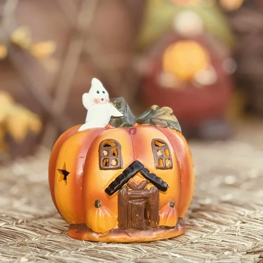 LED világítású kerámia tökház szellemmel – Halloween dekor, 13 cm
