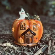   LED világítású kerámia tökház szellemmel – Halloween dekor, 13 cm