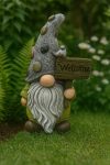 Kültéri Dekormanó „Welcome” Táblával – Kavicsmintás Sapkában - 39 cm