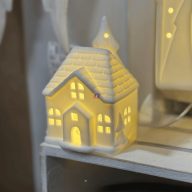   LED-es Prémium Kerámia mécsestartó fehér házikó 10,4 cm