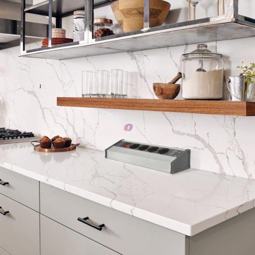 Sarokelosztó - kapcsolós - 4 x 250V, 16A - 2 x USB, 2,1A - alumínium ház