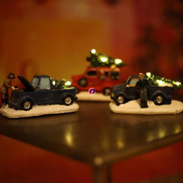 Luxury LED-es Karácsonyi falu autó figura szett "Winter Car" 12 cm