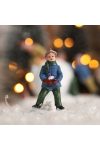 Karácsonyi falu makett figura fiú hógolyókkal kék kabátban