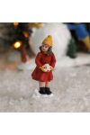 Karácsonyi falu makett lány hógolyóval