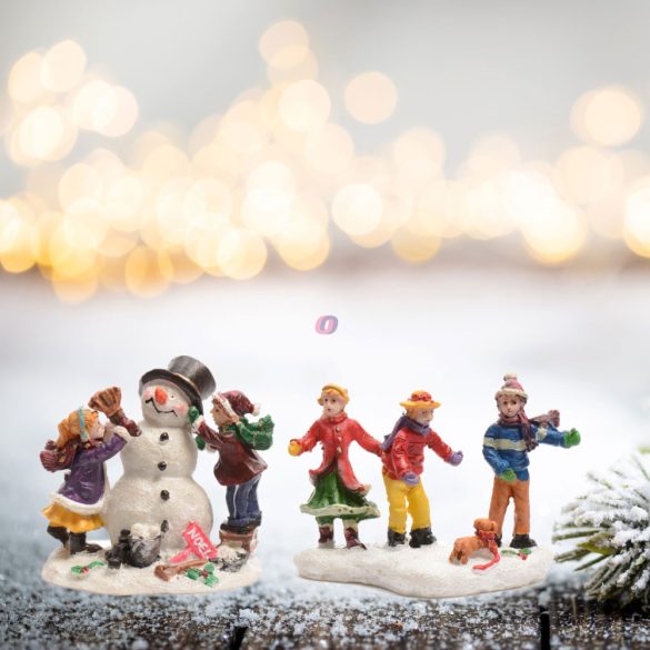 Luxury Karácsonyi falu figura szett "Hóembert építő gyerekek 2 db-os
