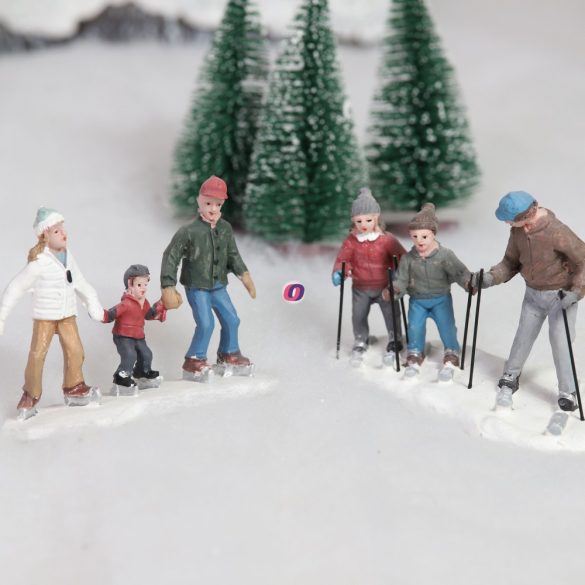 Luxury Karácsonyi falu figura szett "Skate&Ski" 2 db-os
