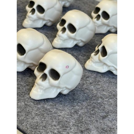 Halloween Koponya Dekor Szett – 12 db 4,5 cm-es koponyák
