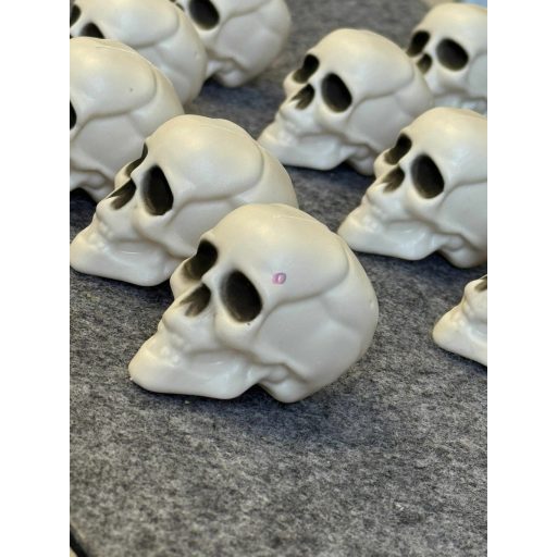 Halloween Koponya Dekor Szett – 12 db 4,5 cm-es koponyák