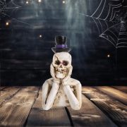   Halloweeni dekor figura csontváz kalapban könyöklő 7,3 cm