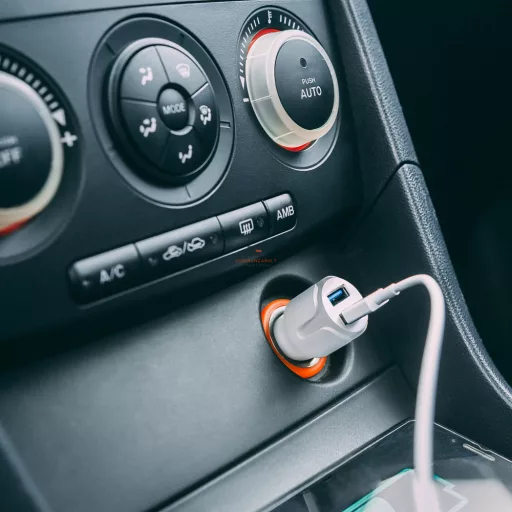 Autós szivargyújtó adapter 2 USB aljzattal - Fehér