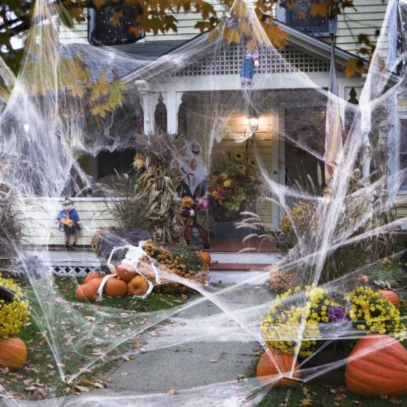 Élethű Halloween Pókháló 4 db pókkal fehér halloween kellék
