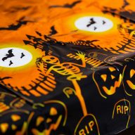 HD Halloween-i asztalterítő 137 x 183 cm sírköves HD Halloween-i asztalterítő 137 x 183 cm sírköves