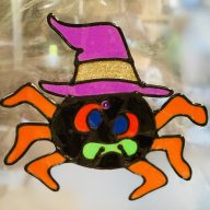   Halloween ablakdekor Színes csillámos pók Halloweeni kellék 15,5x13,5cm