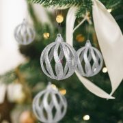   6 db-os Karácsonyfadísz szett glitteres ezüst gömbdísz - 7 cm