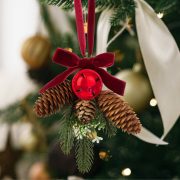   Karácsonyi ajtódekor fenyőág tobozzal, gömbbel, piros 16 cm