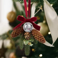   Karácsonyi ajtódekor fenyőág tobozzal, gömbbel, ezüst 16 cm