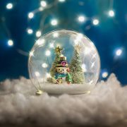 Karácsonyi LED-es hógömb hóemberrel fenyőfával