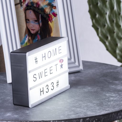 Világító fénydoboz – 82 darabos betűkészlettel, LED háttérvilágítással  15 x 10.7 x 4.1 cm