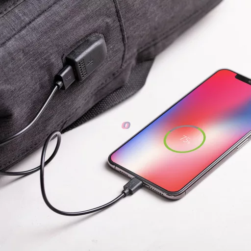 Tolvajbiztos Barcelona hátizsák USB-s, személyre szabható egyedi névvel Sötétkék