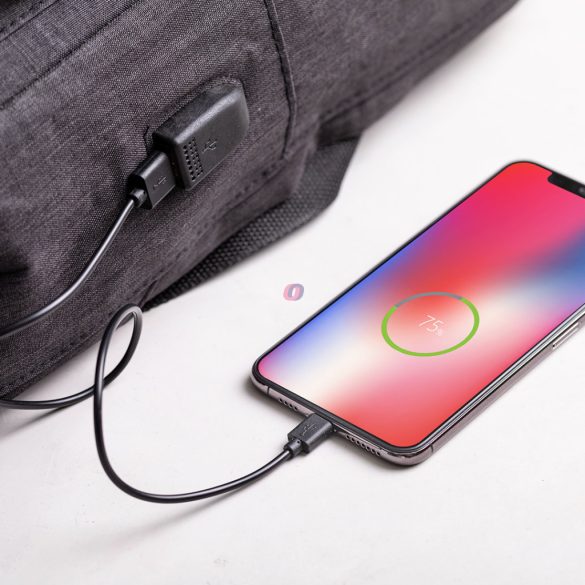 Tolvajbiztos Liverpool hátizsák USB-s, személyre szabható egyedi névvel Sötétkék