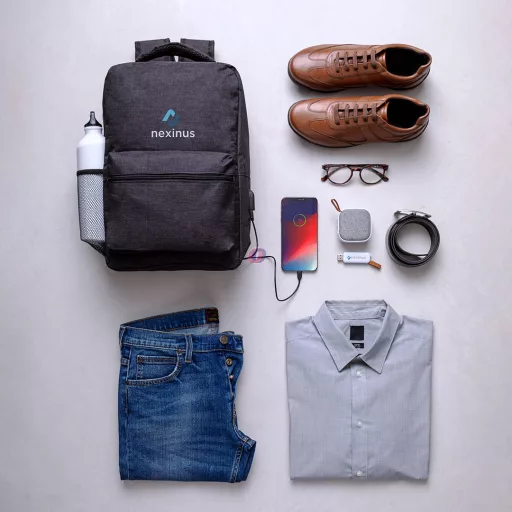 Tolvajbiztos Liverpool hátizsák USB-s, személyre szabható egyedi névvel Sötétkék