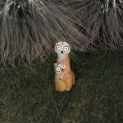 Napelemes szurikáta mama, gyerek kerti figura 27,5 cm LED