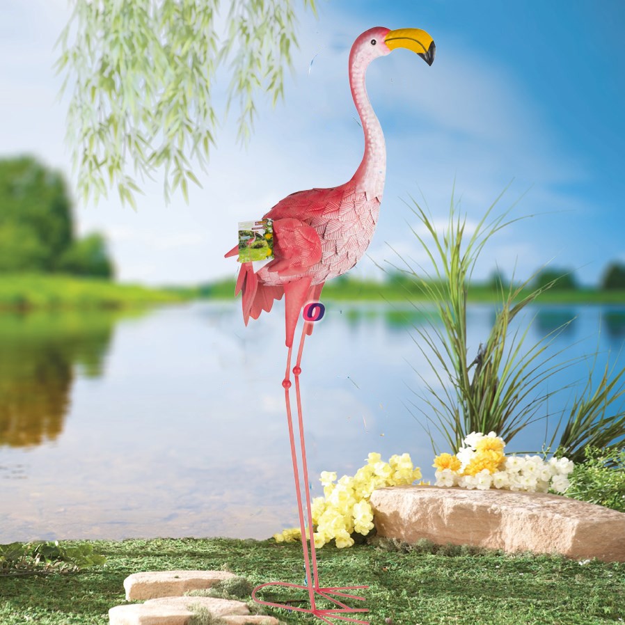 kültéri flamingó figura a kerti tónál