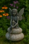 Kerti tündér figura, kövön ülő, bronz hatású 20cm
