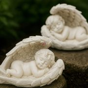 Fekvő angyal figura, fehér 18 cm 2 féle kőhatású