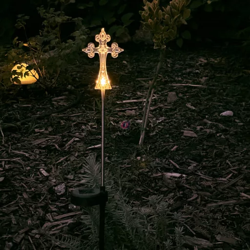 Napelemes emléklámpa kereszt, sírdísz, melegfehér, 50 cm