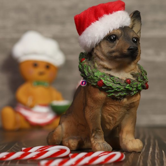Karácsonyi figura kutya sapkában 13 cm poly 4 féle választható kivitel