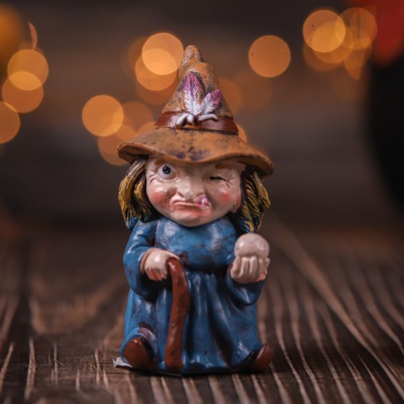 Halloweeni boszorkány figura 10 cm 3 féle választható