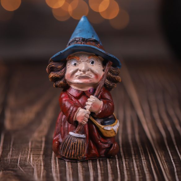 Halloweeni boszorkány figura 10 cm 3 féle választható