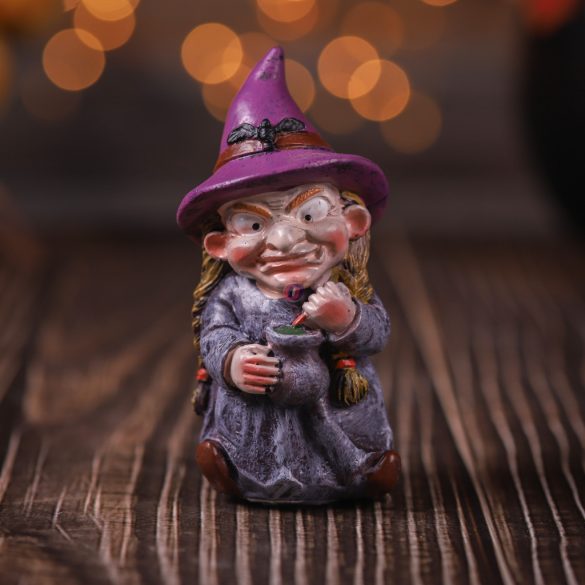 Halloweeni boszorkány figura 10 cm 3 féle választható