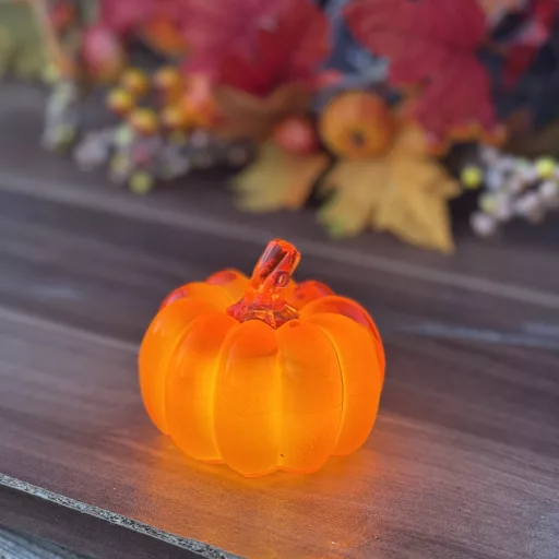 Világító Akril Tök Dekoráció – Melegfehér LED-del, 8x8,5 cm, 4 féle választható színben