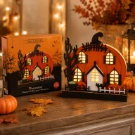   Halloween Tök Házikó Meleg Fényű LED Világítással – Fa Dekoráció (22,5 cm)