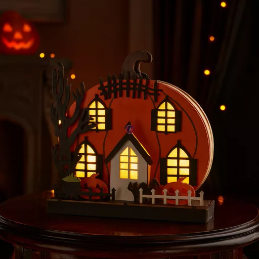 Halloween Tök Házikó Meleg Fényű LED Világítással – Fa Dekoráció (22,5 cm)