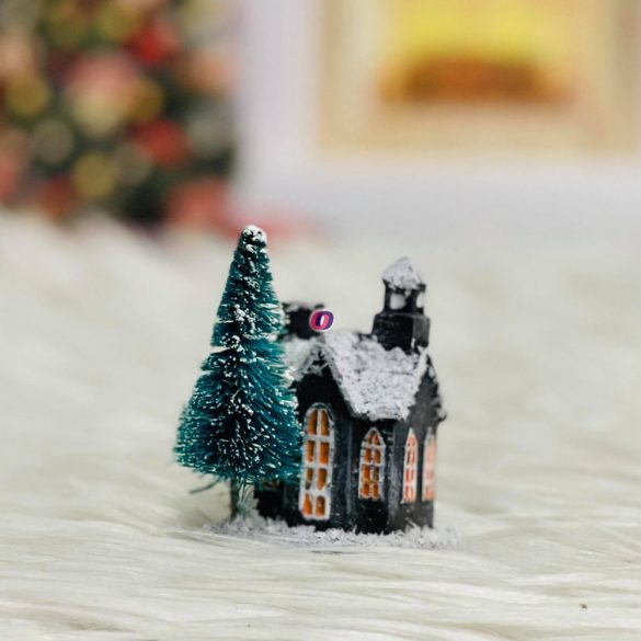 Házikó fenyővel poly 5x4cm barna-fehér