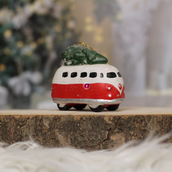 Kisbusz fenyőfával poly 13x7,5x11,5 cm piros karácsonyi autó