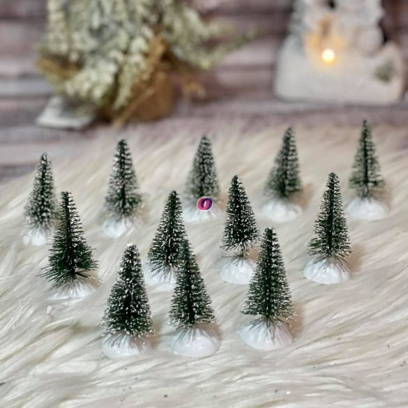 Fenyő dekoráció mini műanyag 4,5cm zöld 12 db-os karácsonyi falu kellék