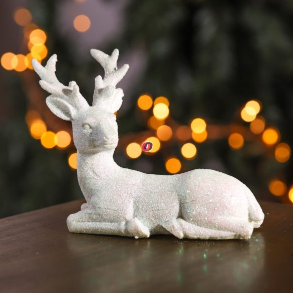 Szarvas fekvő, glitteres poly 13x11,5 cm fehér karácsonyi álló dísz