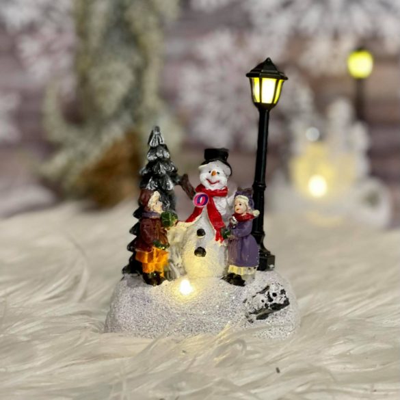 Dioráma téli utcakép LEDes, elemes poly 8,3x5,3x11,5 cm fehér, színes karácsonyi falu kellék