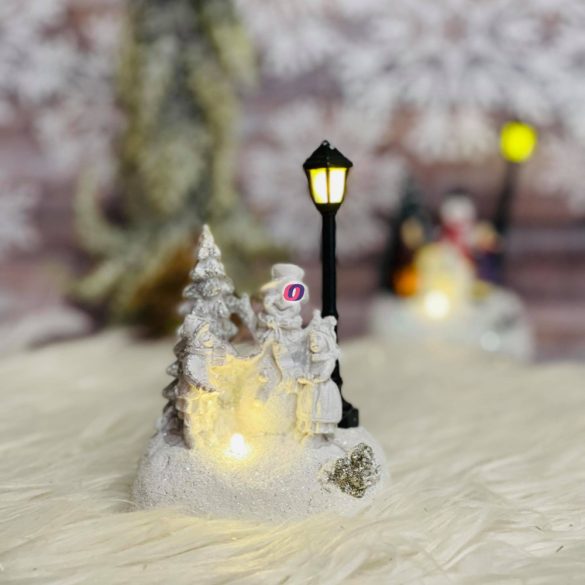 Dioráma téli utcakép LEDes, elemes poly 8,3x5,3x12 cm fehér karácsonyi falu kellék