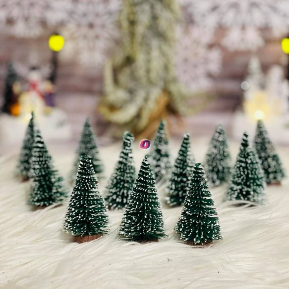 Fenyőfa havas műanyag 7cm zöld 12 db-os karácsonyi falu kellék