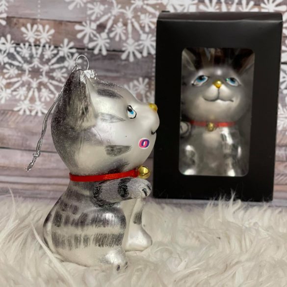 Cica glitteres dísz, akasztós üveg 7x7,5x12,2cm ezüst, piros Figurás karácsonyfadísz